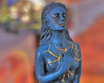 Selbstliebe, Heilgeschenk, Blau und Gold, Skulptur von Debra Bernier, Shaping Spirit