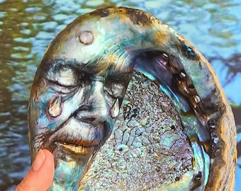 Moon of Sacred Tears, Abalone Moon Sculpture, door Debra Bernier Shaping Spirit