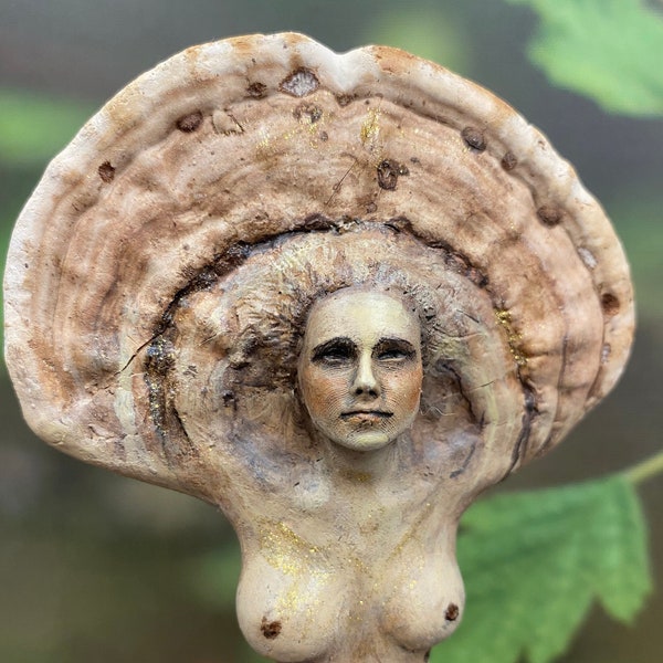 Mujer de la Tierra levantándose, Escultura Driftwood de Debra Bernier Shaping Spirit