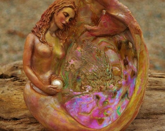 Sirena en una concha de abulón por ShapingSpirit, Debra Bernier