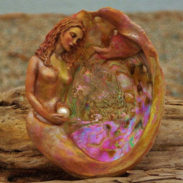 Sirena en una concha de abulón, de Shaping Spirit, Debra Bernier