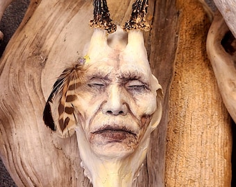 Ter ere van de dood, sculptuur gehoornde schedel: altaarbottaxidermie, veren versierd, door Shaping Spirit