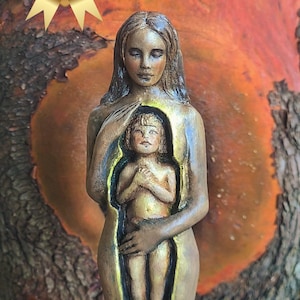 Wewnętrzne dziecko, miłość do siebie, rzeźba uzdrawiającej córki autorstwa Debry Bernier, kształtowanie ducha