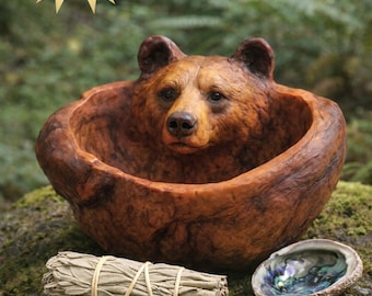 Spirit Bear Bowl, sculptuur van Debra Bernier, Shaping Spirit