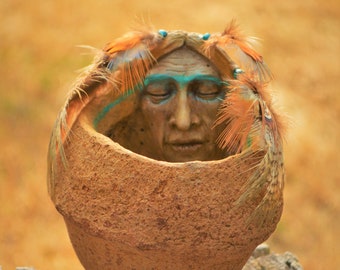 Una preghiera silenziosa, scultura con ciotola a forma di scimmia di Debra Bernier, ShapingSpirit