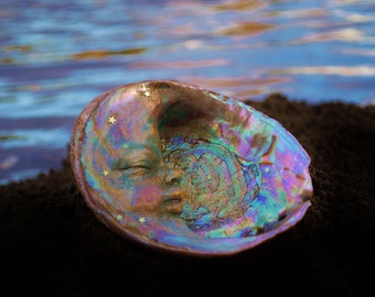 Baby abalone maansculptuur, parelmoer, Paula Shell, nieuwe moeder cadeau door Shaping Spirit, Debra Bernier