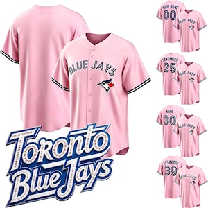 Puede incluir: Camisetas de béisbol rosas con el logotipo y el nombre del equipo de los Blue Jays de Toronto. Las camisetas tienen mangas a rayas blancas y negras y están disponibles en varias tallas con diferentes nombres y números de jugadores.