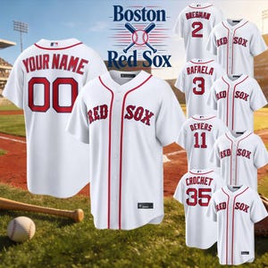 Op de afbeelding: Witte honkbalshirts met rode accenten en de tekst "Red Sox" en spelersnamen en -nummers. De shirts bevatten "Your Name 00", "Bregman 2", "Rafaela 3", "Devers 11" en "Crochet 35". Het logo van de Boston Red Sox is ook zichtbaar.