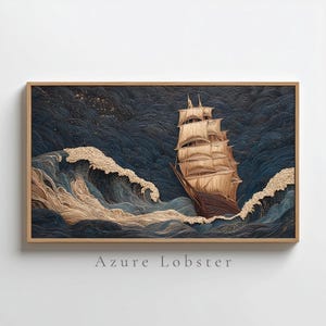 Op de afbeelding: Een ingelijst kunstwerk met een zeilschip dat door woelige oceaangolven vaart. De golven zijn blauw en goudkleurig, het schip bruin en beige. De tekst "Azure Lobster" staat onderaan.