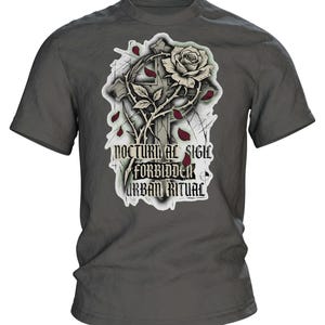 Gothic Rose Urban Ritual T-Shirt | Kreuz, Rose und Fraktur-Schrift Nocturnal Sigil Forbidden | Dornenranken am Rücken | Tattoo