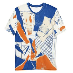Könnte beinhalten: Weißes T-Shirt mit blauem Rundhalsausschnitt und kurzen Ärmeln. Das Shirt hat ein Design im Collage-Stil mit blauen, orangefarbenen und cremefarbenen zerrissenen Papierelementen und Rastermustern. Das Gesamtdesign ist abstrakt und künstlerisch.