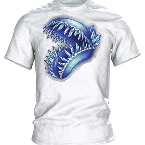 T-shirt met Venusvliegenval en kristallen | Stippelwerk in marineblauw en cyaan | Kristallen tanden aan de voorkant, kristallen tuin aan de achterkant