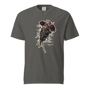 Romantic Decay T-Shirt | Rosen-Bouquet in Lederriemen und Ketten | Punk Fashion-Print mit Exploded-View Rücken | Contraband