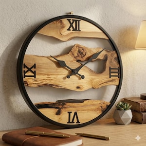 Peut inclure: Une horloge murale ronde avec un cadre en métal noir. Le cadran de l'horloge présente des segments de bois naturel et des chiffres romains noirs. Les aiguilles de l'horloge sont noires. L'horloge est sur une surface en bois.