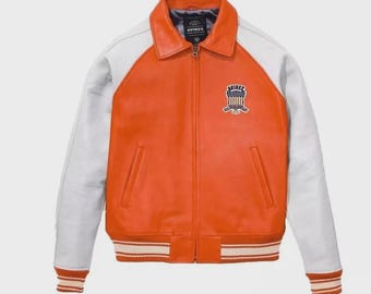 Jaqueta de couro laranja Avirex, estilo clássico de streetwear americano.
