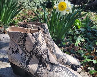 Snake Print Ankle Boots Size 7.5 Steve Madden Booties Beige Black Western Boho Chic Women's Shoes