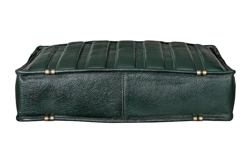 Puede incluir: Un bolso de cuero verde oscuro con una superficie texturizada y forma rectangular. La parte superior del bolso presenta l&iacute;neas verticales y paralelas cosidas. Se ven detalles met&aacute;licos dorados en los laterales.