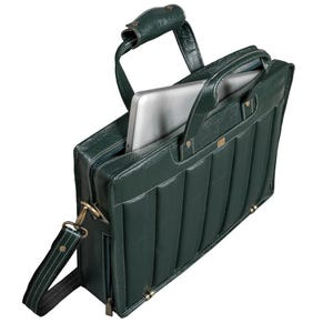 Puede incluir: Malet&iacute;n de cuero verde oscuro con un dise&ntilde;o acolchado. La bolsa tiene un asa superior, una correa para el hombro y un cierre de cremallera. Un port&aacute;til plateado es visible dentro del compartimento principal abierto. Los herrajes son dorados.