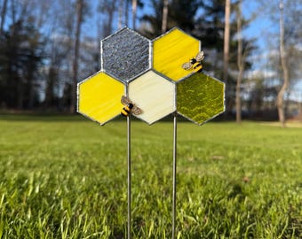 Stained Glass Honeycomb Plant Stake with Bees – Handmade Garden Decor, Bee Lover Gift, 2” Hexagon Glass, Outdoor Plant Stake Art