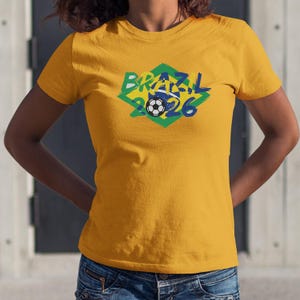 Drapeau du Brésil animé hommage pour les fans t-shirt graphique, design inspiré du tournoi du monde de football, cadeau de sport pour supporters de football T-shirt unisexe image 1