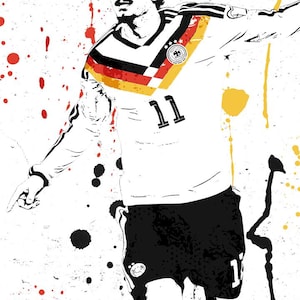 Puede incluir: Ilustración de un futbolista con camiseta blanca y pantalón corto negro. La camiseta muestra los colores de la bandera alemana y el número 11. El fondo es blanco con salpicaduras de pintura roja, negra y amarilla, creando un efecto artístico.