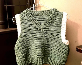 Gilet corto all'uncinetto color oliva