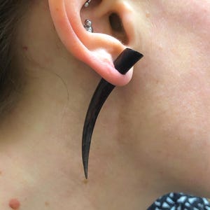 Piccoli orecchini a punta in legno finto ~ orecchini a calibro falso, legno intagliato a mano, perno in acciaio chirurgico, gioielli boho, il look senza impegno!