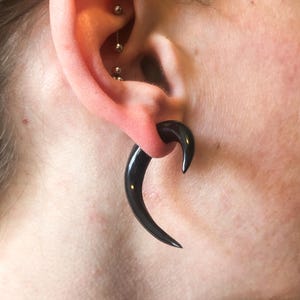 Pendientes de cuerno con forma de espiga ~ Pendientes de cuerno tallados a mano, con forma de espiga curva, de acero quirúrgico, ¡pendientes falsos de dilatación para lucir el mismo estilo sin el compromiso!