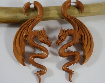 Geschnitzte Holz Drachen Faux Gauges ~ für regelmäßig Ohrlöcher! Handgeschnitztes Holz, Chirurgenstahl, Boho-Schmuck, wunderliche mythologische Fantasie