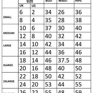 Op de afbeelding: Een zwart-witte maattabel voor kleding met kolommen voor UK- en US-maten, en afmetingen voor buste, taille en heupen in inches. De rijen categoriseren de maten van small tot 3XL en vermelden numerieke waarden voor elke lichaamsafmeting.