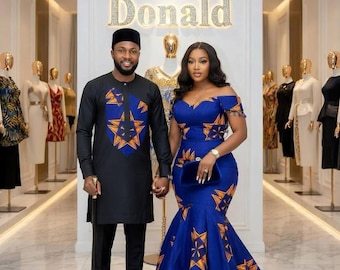 Könnte beinhalten: Eine schwarze langärmelige Tunika mit einem blau-orangen sternmuster-Brustpanel, schwarzer Hose und schwarzer Kappe, neben einem blauen schulterfreien Meerjungfrauenkleid mit orangefarbenem Sternmuster, vor einem House of Donald Schild.