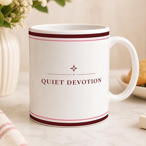 Quiet Devotion Tasse, burgunderrotes minimalistisches Zitat, 11 Unzen Kaffeetasse