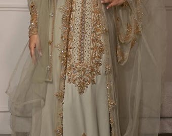 Salviagrön marockansk kaftan, guldpärlbesatt brudtakchita, arabisk brudklänning