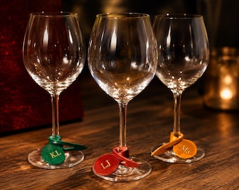 Adornos personalizados de cuero para copas de vino, etiquetas de cuero curtido vegetal para tallos, marcadores de copas de vino personalizados, regalo de boda