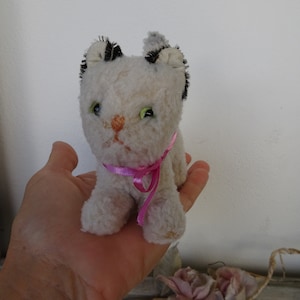 vintage,small,plush,cat,green eyes,sewn nose,fixed position.