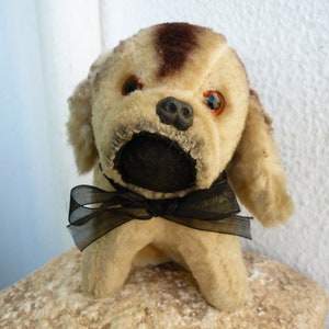 vintage, Frans, stro gevuld, pluche, hond, glazen ogen, plastic neus, vaste positie.