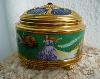 The Franklin Mint,House of Fabergé,CINDERELLA,small,oval,vintage,porcelain,Music Box,with fine 24K gold highlights.