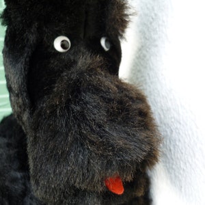 Vintage,schwarz,Holz gefüllt,Plüsch,Pudelhund,Glasaugen,Gelenkbeine,fester Kopf,rotes Halsband.