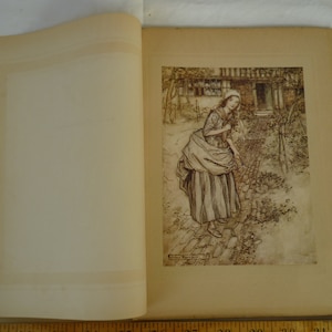 Könnte beinhalten: Ein offenes Buch mit einer sepiafarbenen Illustration. Die Abbildung zeigt eine Frau in einem langen Kleid, die auf einem Ziegelsteinweg auf ein Cottage zugeht. Das Kunstwerk ist detailliert und im Vintage-Stil gehalten.