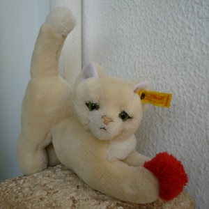 vintage,Steiff cat,cosy Sulla,5440/16,plush kitty,crouching position,red ball,brass ear button.