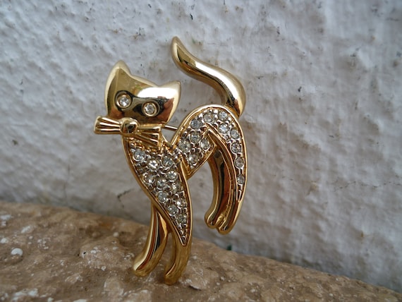 small,gold tone,cat brooch,pin,gold finish,diamante embellishment.