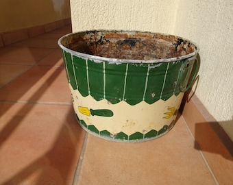 vintage/antiek, zeer roestig, geverfde blikken emmer, kuip, plantenbak, ringgrepen, zeer armoedig