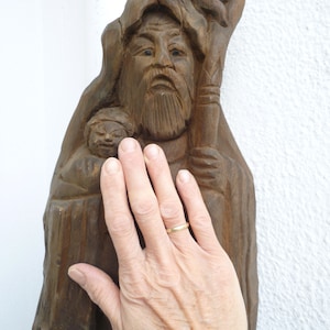 vintage, asiático, oriental, tronco tallado, monje de pie y estatua de niño, antiguo, figura de madera, tallado