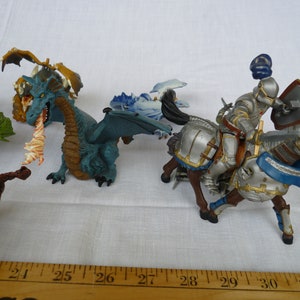 lotto di lavoro, vintage, 12 plastica, draghi e 1 cavallo con cavaliere. Lotto di giocattoli per bambini