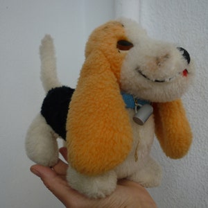 vintage Basset hound, pluche hond, Lowenbrau-mok op kraag, gemaakt in Duitsland, knuffeldier.