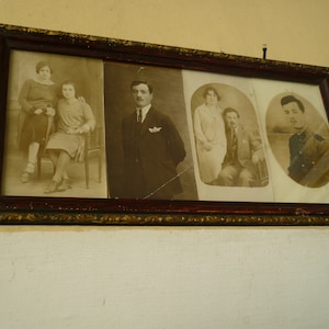 Antike, 1920er Jahre Holz gerahmt,Famiien Foto Druck,Postkarten,sehr abgenutzt mit viel Verlust.