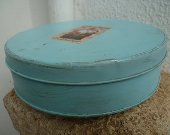 Vintage, klein, rond, metalen blikje met deksel, turkoois geschilderd met vintage parfumerie-label in Franse stijl, shabby chic.