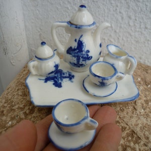 Può includere: Un set di tre tazze in ceramica con finitura opaca e macchiettata. Le tazze sono in tonalità di grigio, bianco e nero. Ogni tazza ha un design semplice e moderno e un manico arrotondato. Per caffè o tè.