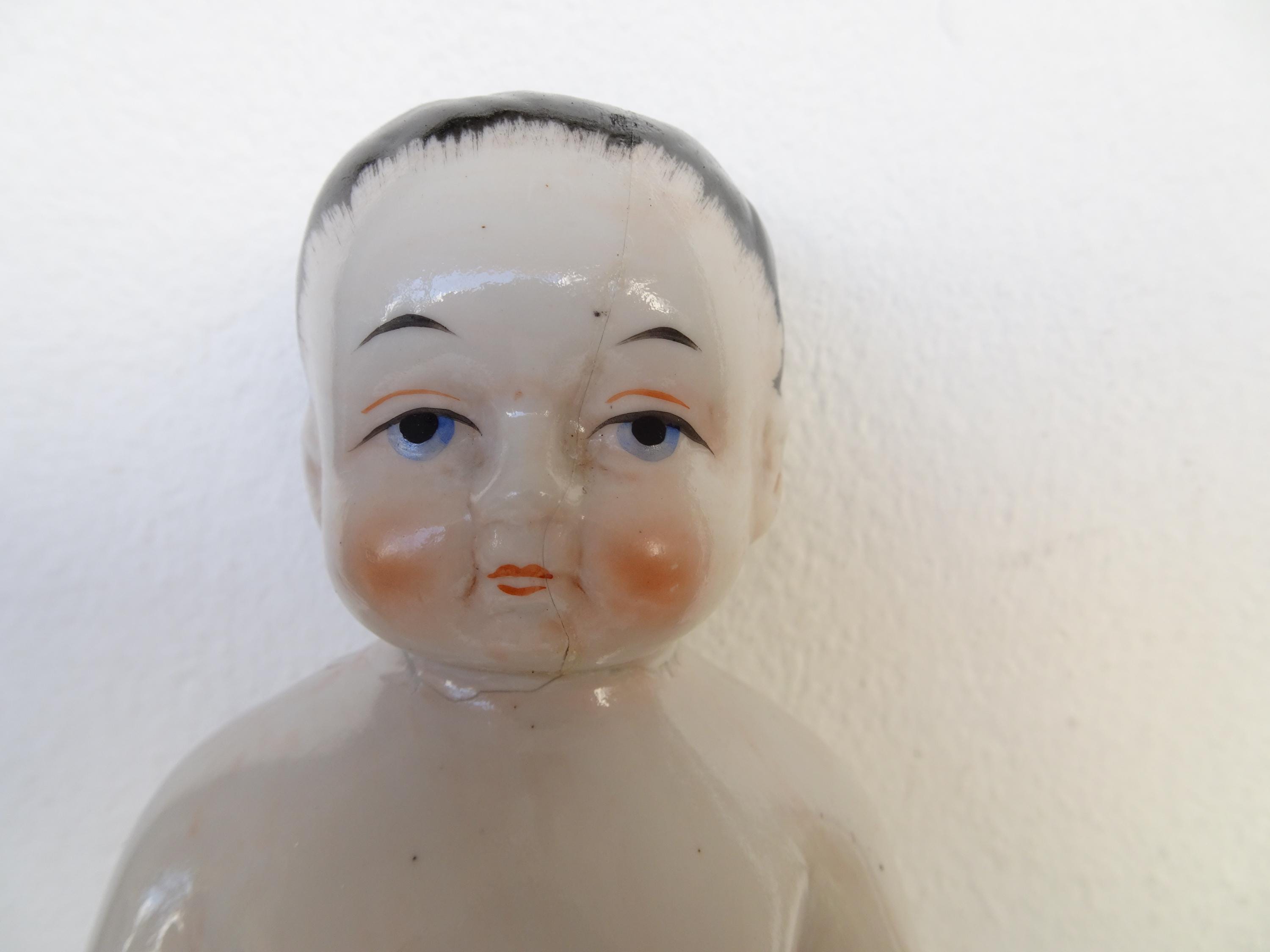 Tête De Poupée En Porcelaine – Allemagne – Circa 1920–1930 Tête De Poupée En Porcelaine – Allemagne – Circa 1920–1930