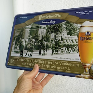 ヴィンテージ、レトロスタイル、ランドストロンビール、ドイツの看板、ブリキ金属、浮き彫り、エンボス加工の銘板、ビール、壁の装飾、荷馬車。